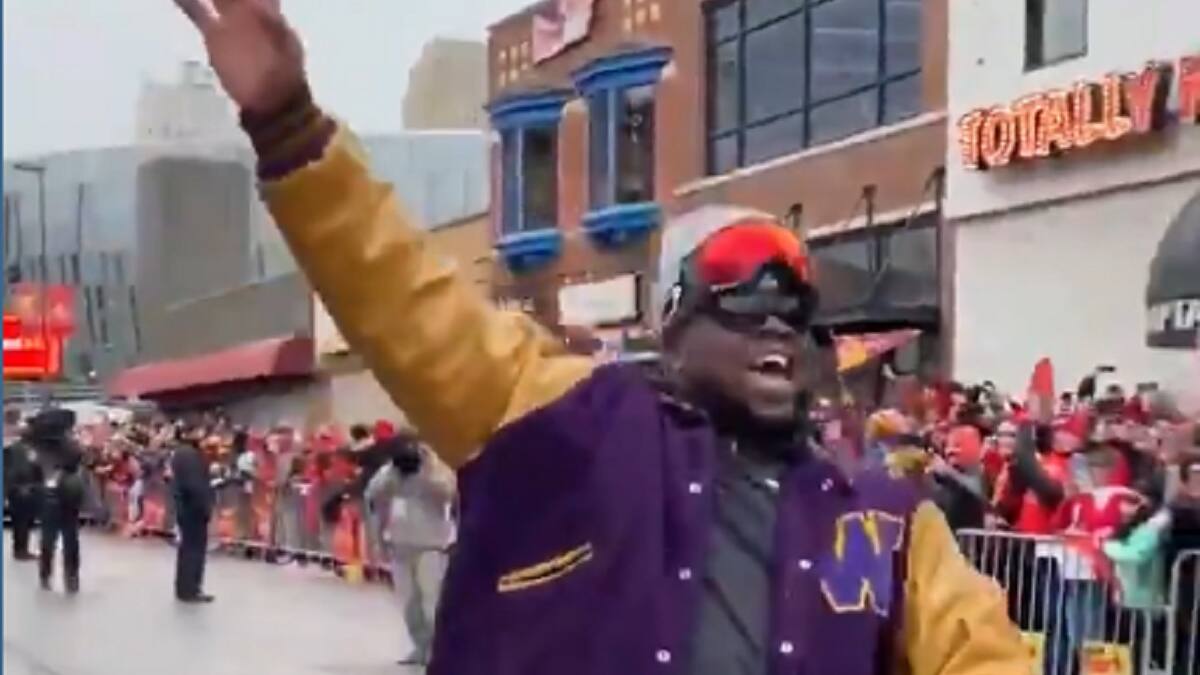 Jugador de Kansas City Chiefs se lució bailando en el desfile de campeón