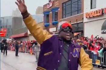 Jugador de Kansas City Chiefs se lució bailando en el desfile de campeón