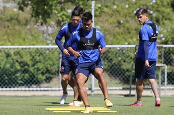 Con "activación glútea" incluida: Así es el exigente trabajo físico del cuerpo técnico de la U