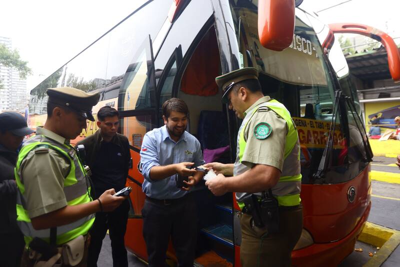 La medida obligará a que los pasajeros se identifiquen antes de viajar entre regiones.