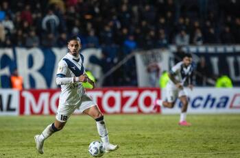 Huachipato dio el último gran golpe del mercado de fichajes con Thiago Vecino, delantero de Vélez