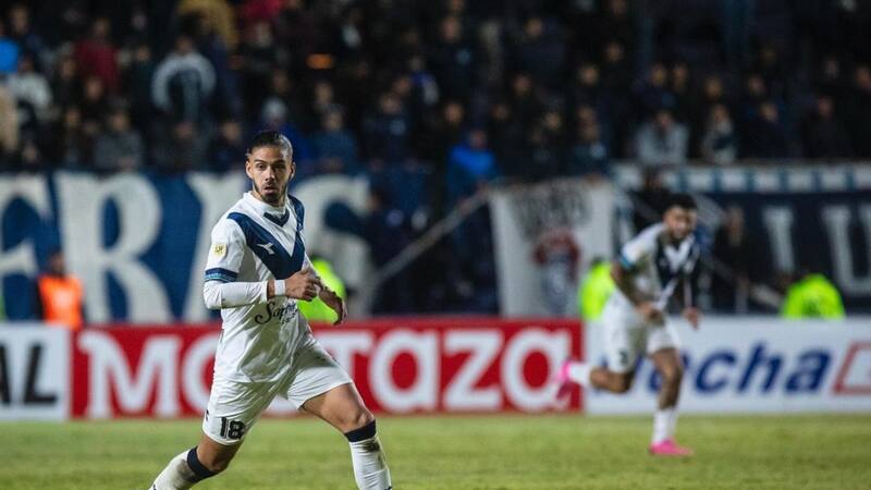 Huachipato dio el último gran golpe del mercado de fichajes con Thiago Vecino, delantero de Vélez