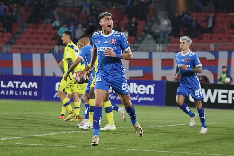 El jugador de Universidad de Chile Matias Sepulveda celebra su gol contra Everton.