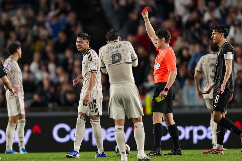 Cometió dos faltas en cuatro minutos y se fue expulsado. Foto: Agencia Aton.