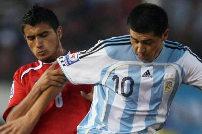 Claudio Borghi comparó a Arturo Vidal con Juan Román Riquelme. Foto: Twitter