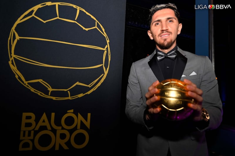 El futbolista chileno Diego Valdés con el balón de oro en sus manos como el mejor medo ofensivo de la Liga MX 2023.