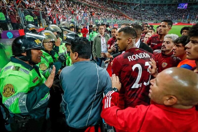 El partido entre Perú y Venezuela jugado en Lima se vio manchado por incidentes.