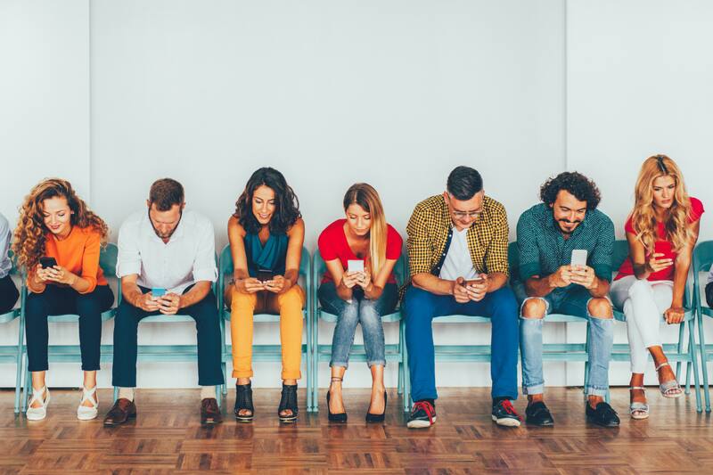 Descubre cuál es el puesto que ocupa Chile del ranking de horas promedio en estas plataformas.