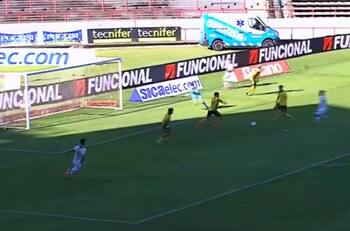 Iván Morales da luces de su talento en Argentina: pase clave y definición notable en su primer gol del año