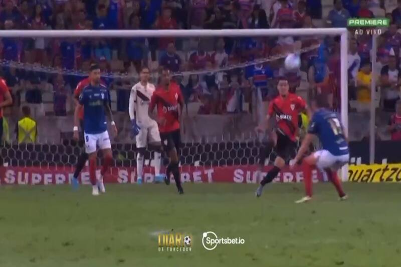 salió expulsado por doble amarilla en Brasil.