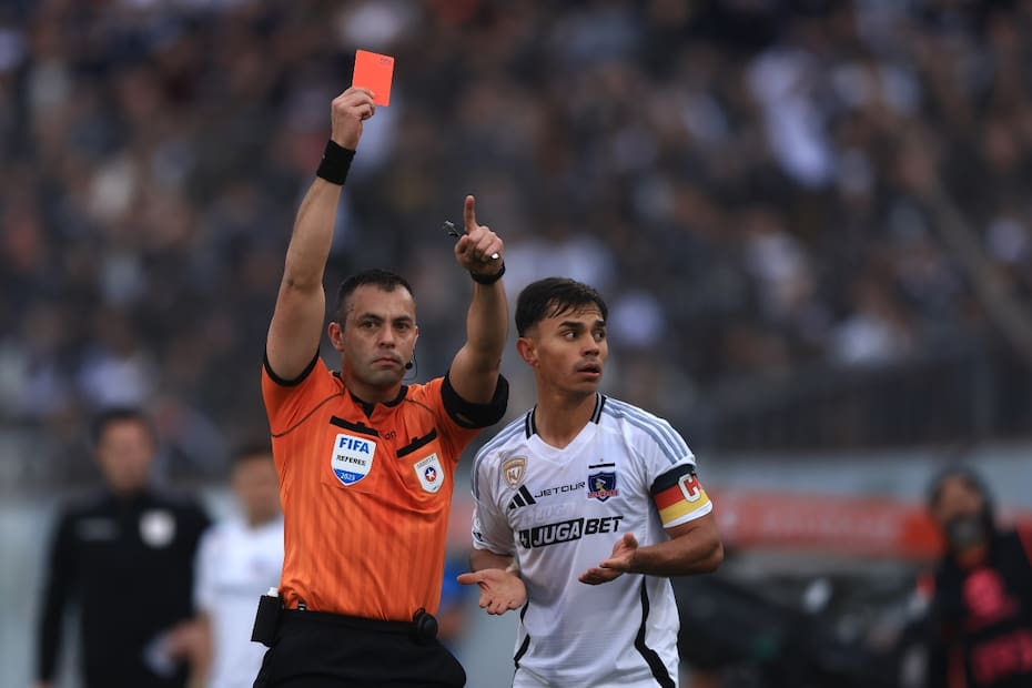 El árbitro Diego Flores expulsó al entrenador de Colo Colo en el partido ante Huachipato.