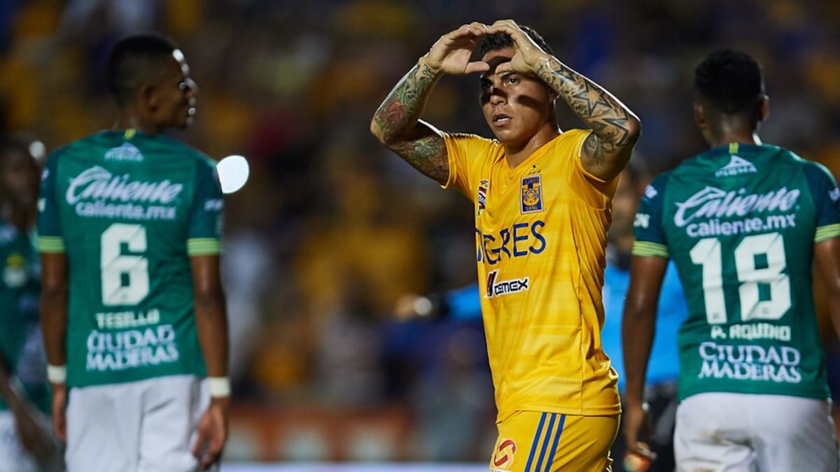 Eduardo Vargas demostró su amor por Tigres con tatuaje gigante