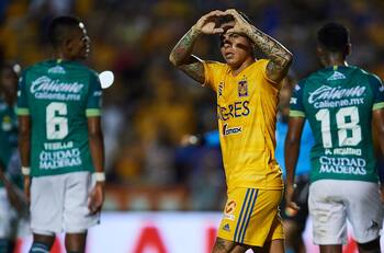 Eduardo Vargas demostró su amor por Tigres con tatuaje gigante