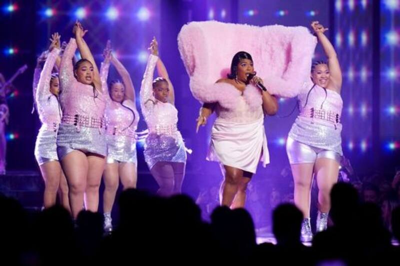 Lizzo durante su presentación en los premios britanicos