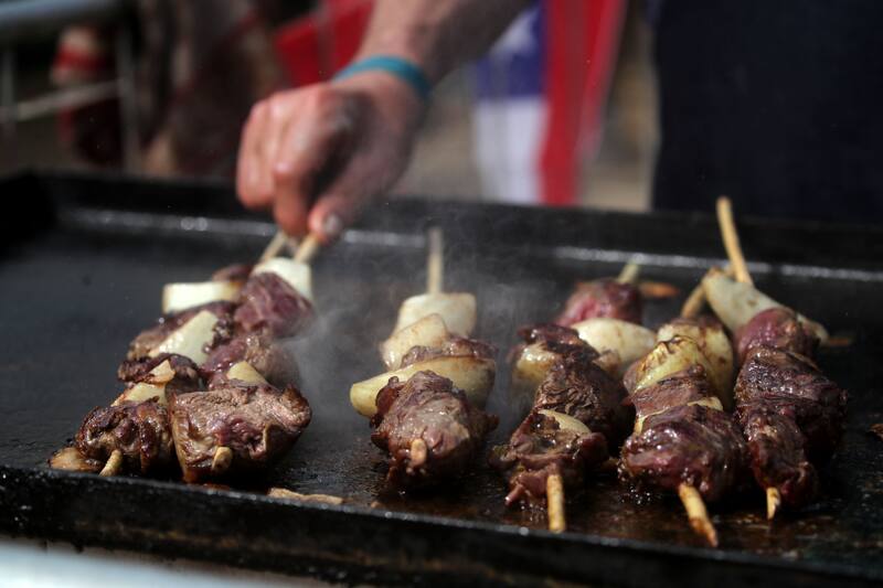 Dentro de los alimentos típicos de esta época del año, la carne a la parrilla se posiciona como una de las opciones más saludables para quienes padecen de diabetes. Créditos: Jonnathan Oyarzun/Aton Chile.