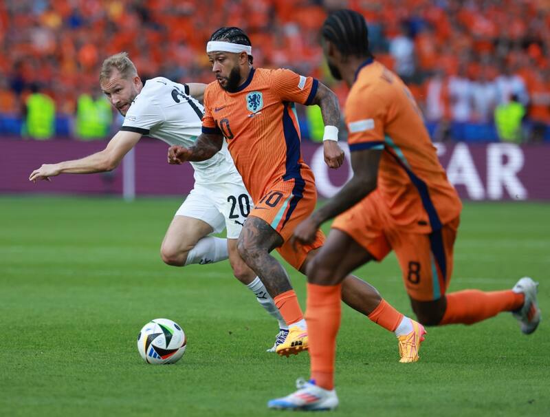 El neerlandés se quedó sin club en plena Eurocopa. EFE.