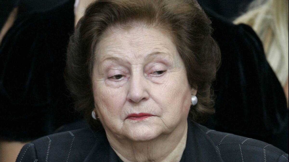 Malos tratos, trato humillante y deudas: Cuidadora de Lucía Hiriart presentó demanda contra hijos de la fallecida