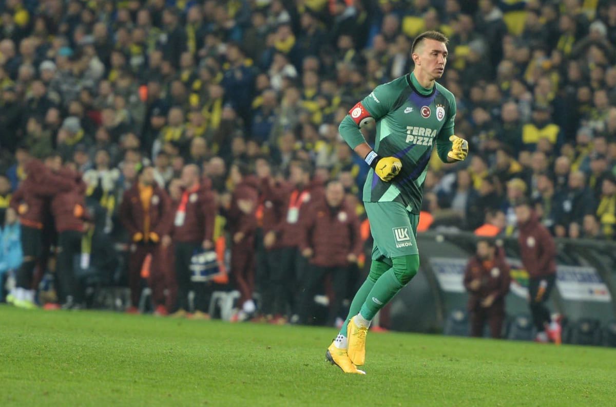 Tremenda atajada de Muslera que sacó aplausos en el Galatasaray