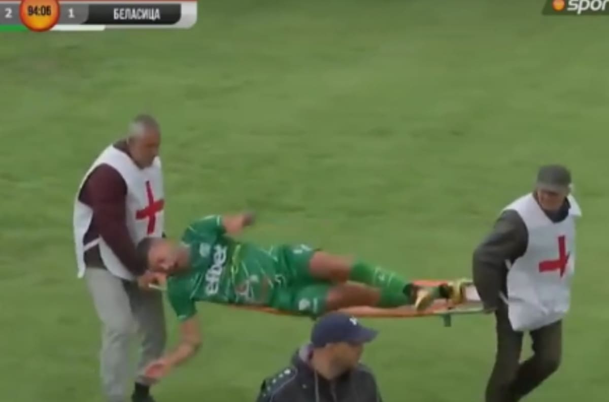 VIDEO | Insólito: Futbolista se lanzó de la camilla para seguir "haciendo tiempo" en Bulgaria