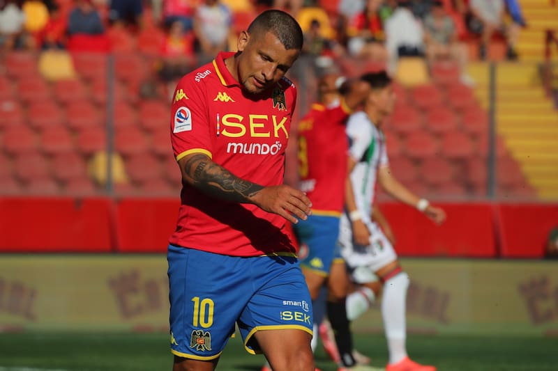 El '10' retornó a Unión Española con la misión de devolver al equipo a Primera División. Por más ídolo que sea, genera dudas en Leonardo Véliz. Foto: Aton.