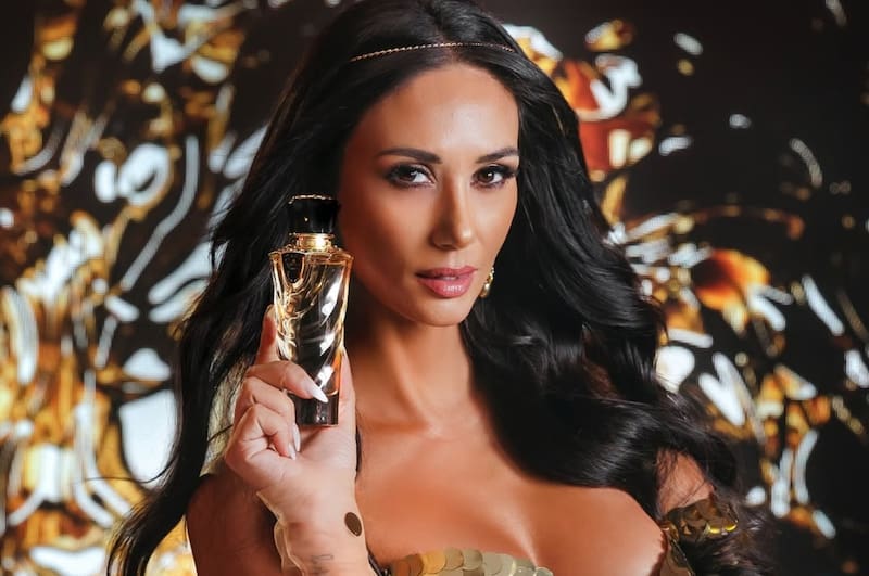 estrenó su nuevo perfume.