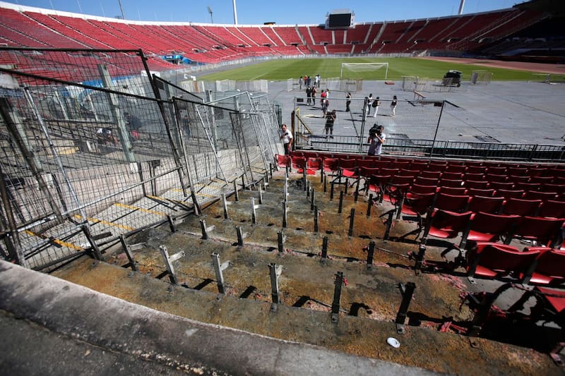 Así quedó la galería norte del Estadio Nacional tras los incidentes en la Supercopa.