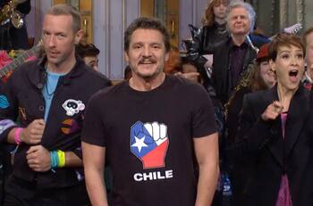 Desde una polera a un sketch a lo "Jappening con ja": Estos fueron los guiños de Pedro Pascal a Chile en "SNL"