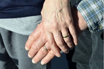 Bono Bodas de Plata y de Oro: ¿Quiénes pueden acceder a estos beneficios y cuáles son sus montos?