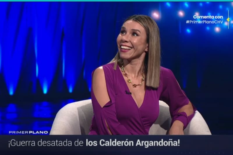 La sonrisa de la periodista tras lanzarle el directo palo a Julio César Rodríguez.
