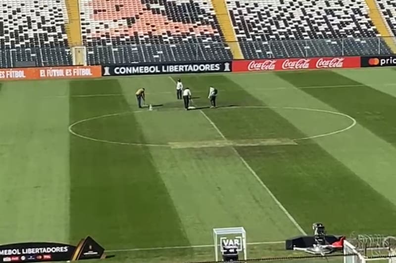 En Argentina denuncian mal estado de la cancha del Estadio Monumental para recibir a Boca Juniors.