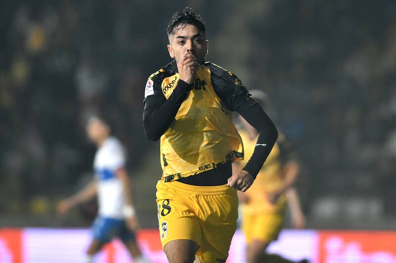 El jugador de, Coquimbo Unido, Sebastian Cabrera, celebra su gol contra Universidad Catolica.