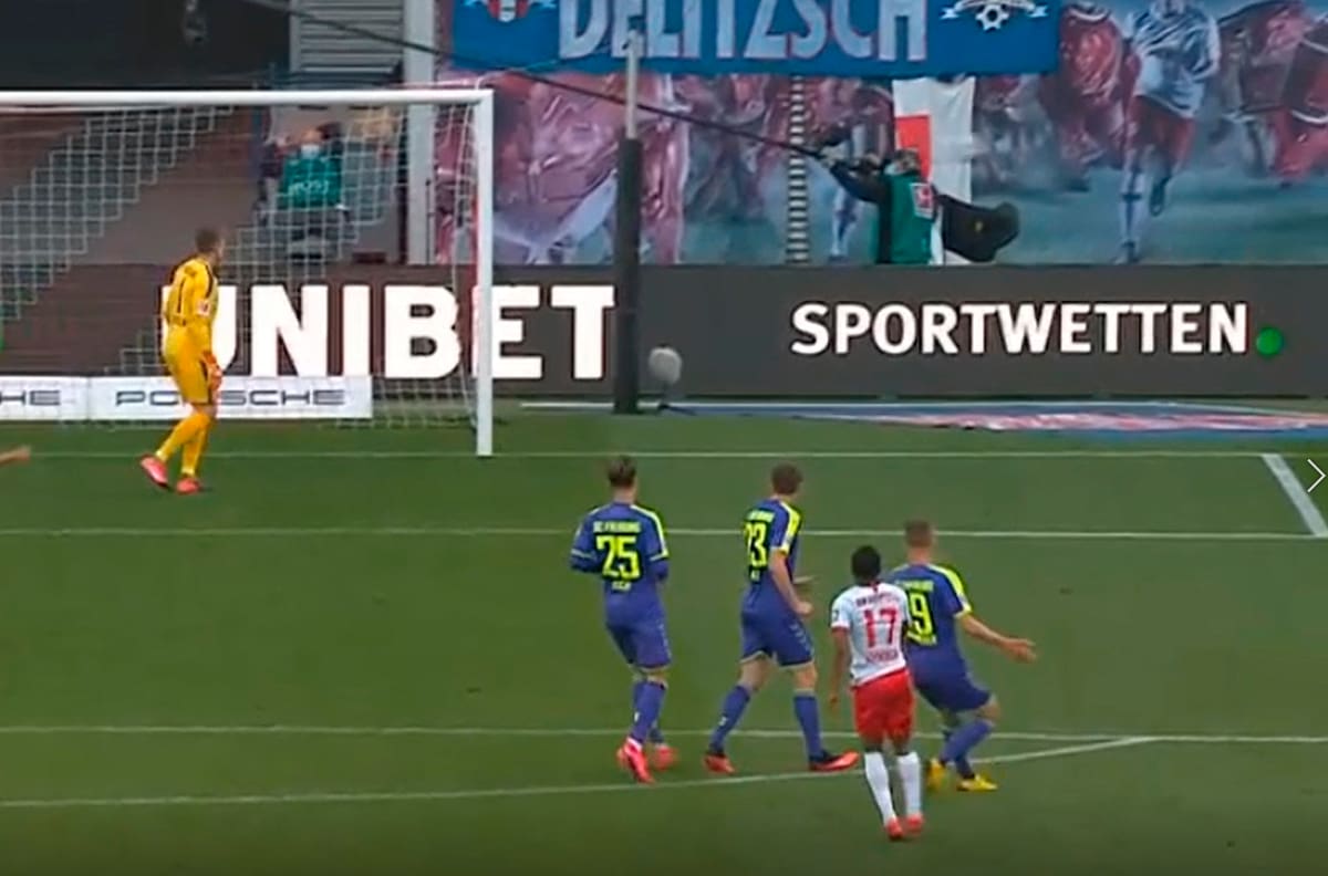 ¡Mala suerte! Con estadio vacío le llegó un pelotazo directo en la cabeza