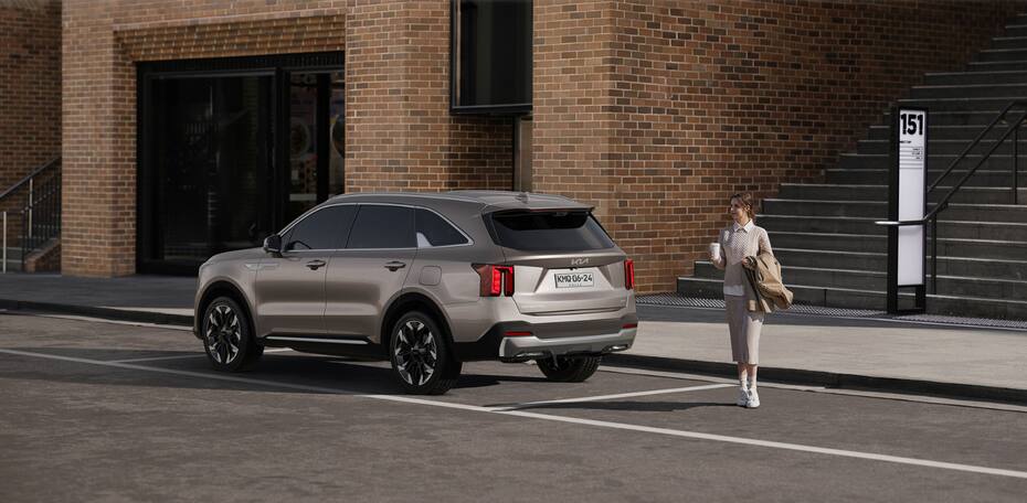 El coche tiene detalles cromados en la carrocería.