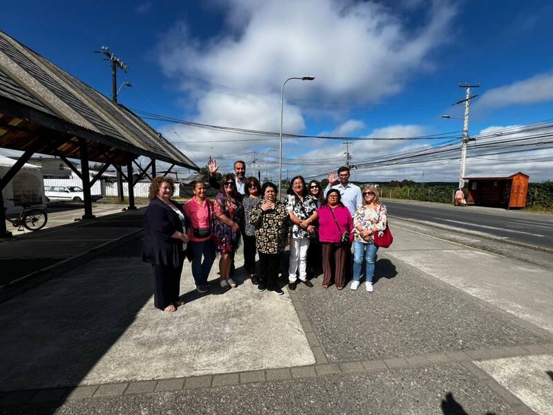 Autoridades y vecinos celebran la remodelación de la avenida.