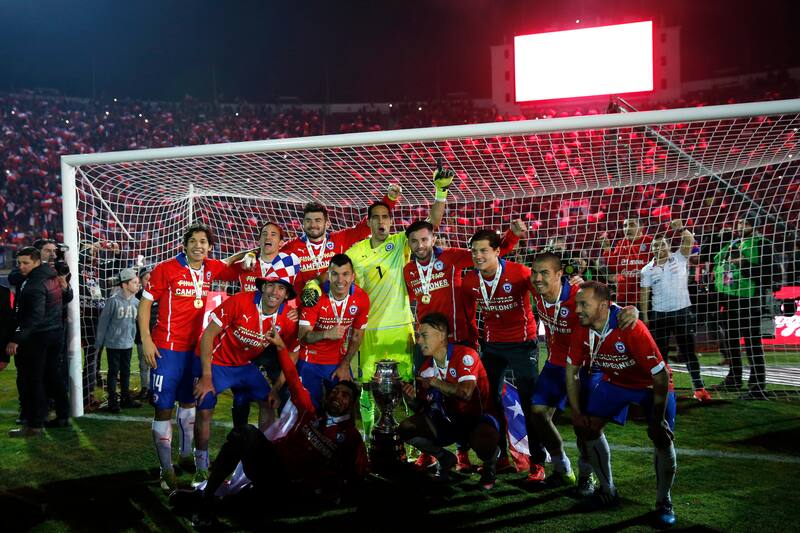 Los jugadores de La Roja celebran con la Copa America 2015.