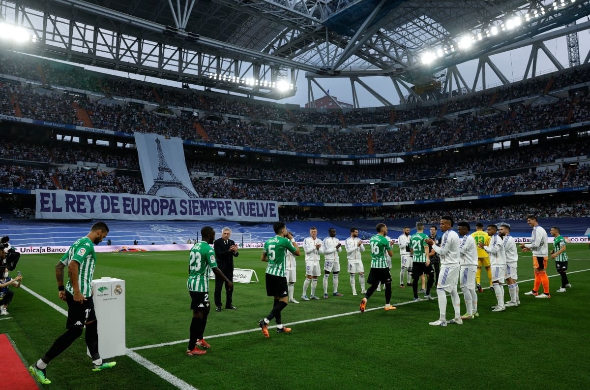VIDEO| Real Madrid y Real Betis de Manuel Pellegrini hicieron un doble pasillo en el Santiago Bernabeú