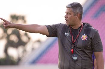 Emerson en modo bombero: la exfigura de Colo Colo asumió como DT en equipo que lucha por salvarse del descenso