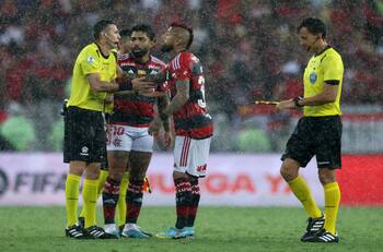 “Actitudes infantiles” y “Un león en el medio”: Prensa brasileña se divide por actuación de Arturo Vidal en Flamengo
