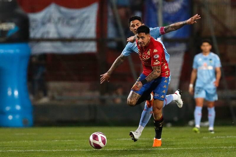 El jugador de Union Espanola Sebastian Leyton, izquierda , juega el balón contra Ohiggins durante el partido por primera division realizado en el estadio Santa Laura. Santiago, Chile, 08/10/2022. Foto: Aton.