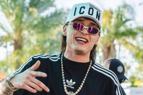 Peso Pluma causa revuelo y nuevamente hace referencia a la narcocultura