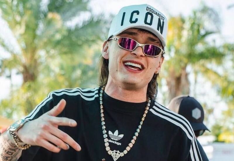 se presentó con un video que hace referencia a la narcocultura