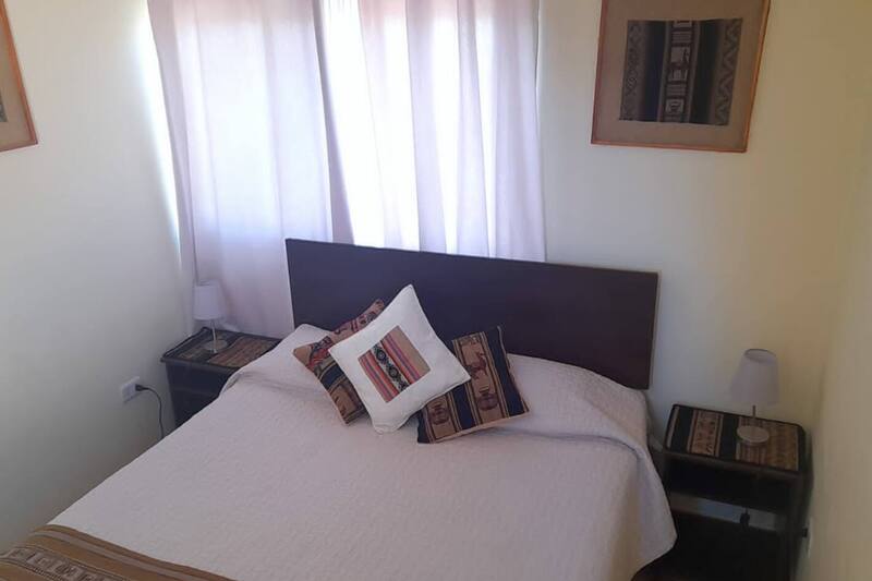 Esta habitación matrimonial es ideal para dos adultos que visiten la ciudad ubicada al norte de Chile. Foto: Airbnb