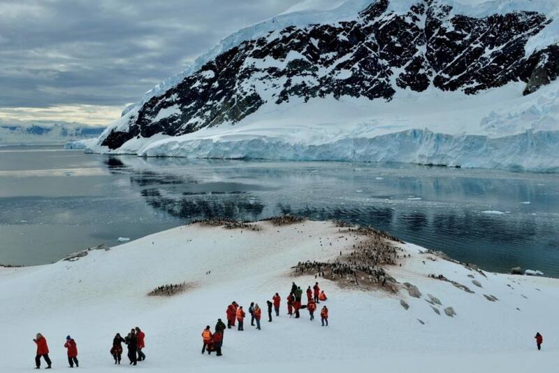 Un capitán marino estadounidense descubre el continente austral.