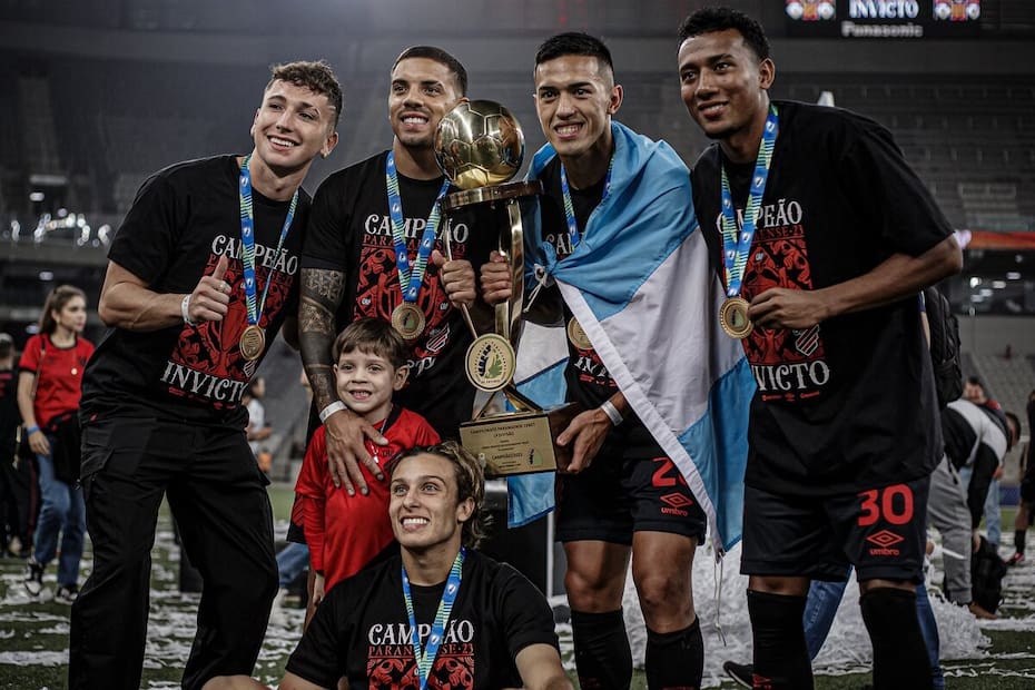Luciano Arriagada (a la izquierda) fue campeón del Campeonato Paranaense. Crédito: @AthleticoPR.