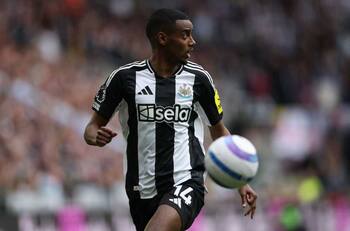 Un choque de 150 millones: Liverpool y Newcastle se enfrentan en medio de polémica por Isak