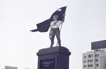 Parlamentarios de oposición plantean cambiar estatua de Baquedano por una de Gabriela Mistral