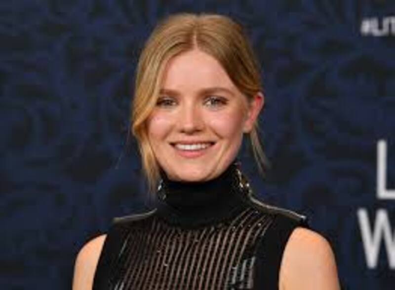 Hadley Robinson como Halle