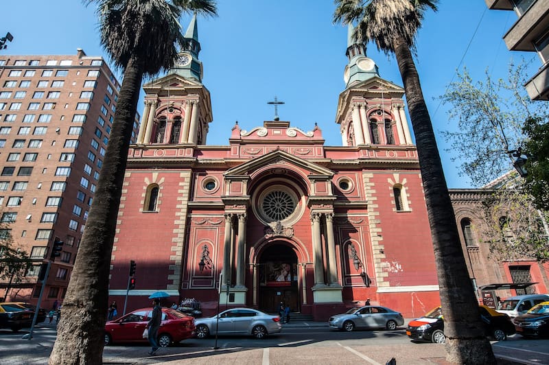 El templo actual fue construido por Joaquín Toesca, el mismo arquitecto italiano detrás del Palacio de La Moneda. Foto: Visit Santiago.