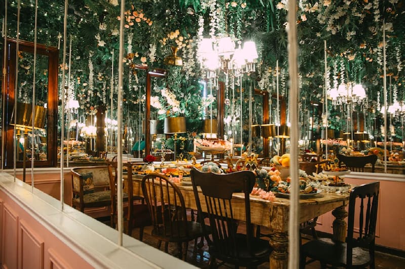 Wonderland Café es una preciosa cafetería que está inspirada en Alicia en el País de las Maravillas. Créditos: Wonderland Café.