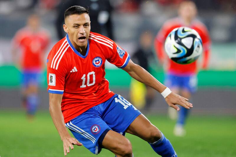 jugando por la selección chilena en las Eliminatorias (Foto: Photosport)